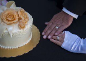 wedding-cake-and-hands